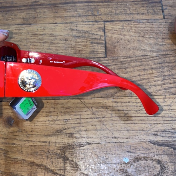 Sunglasses. - Picture 2 of 3